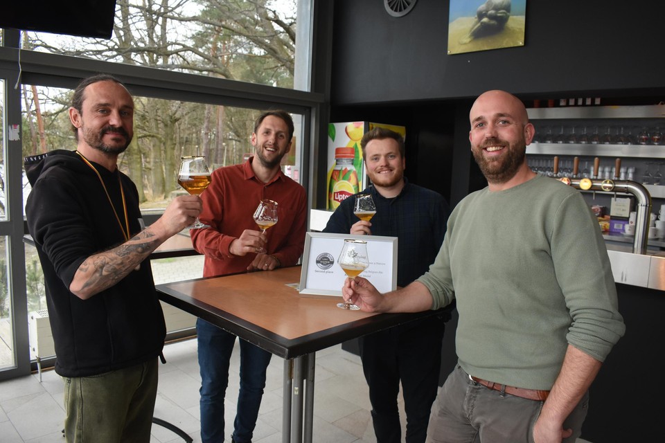 Tijs Vanneste, Kevin Vleminx, Pieter Vanhoof en Jeroen De Muynck van Beer 4 Nature toosten met Ne Kemping op het succes van de eigen bieren. 