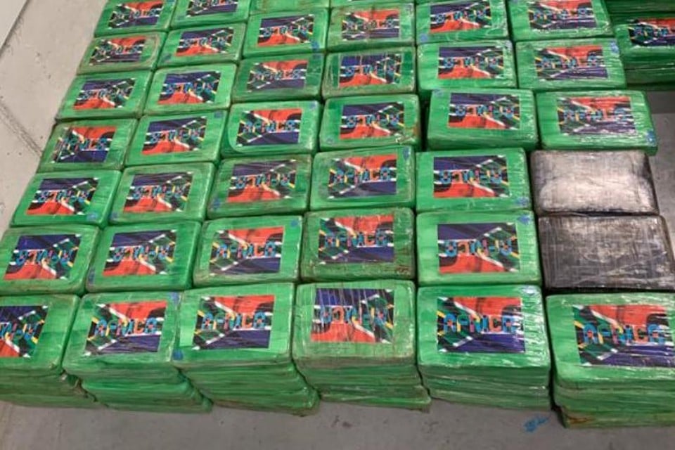 De pakketjes cocaïne, met opschrift Africa, werden in een loods in Willebroek aangetroffen.