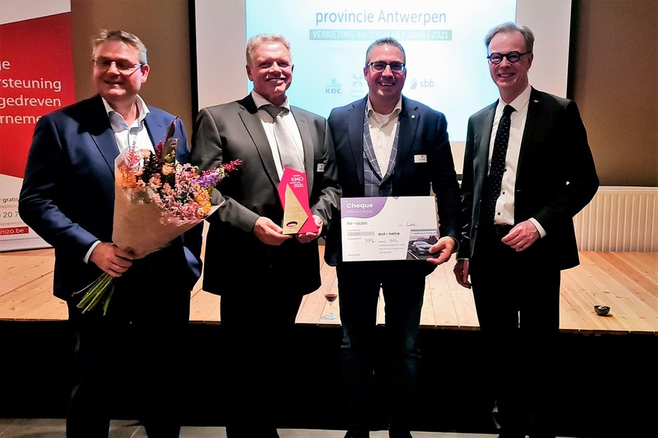 PLF neemt de award in ontvangst.