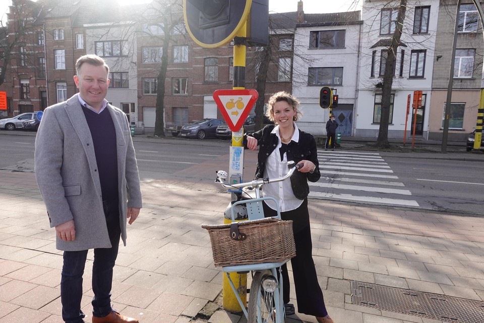 Alexander Vandersmissen en schepen van Mobiliteit Vicky Vanmarcke aan het nieuwe bord te hoogte van de Caputsteenstraat/Liersesteenweg.