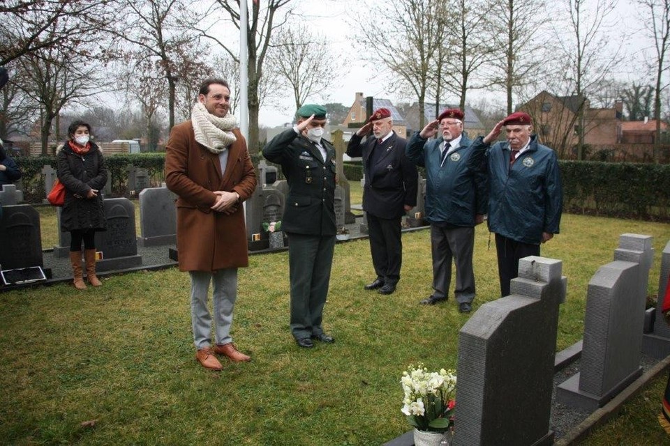 Links de kleinzoon van Pierre en met groene baret luitenant-kolonel Linotte.