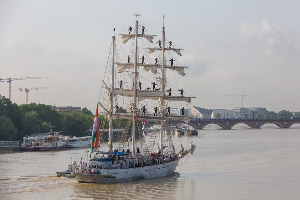 Matrozen van de Indiase Tarangini groeten de stad vanop de ra’s.