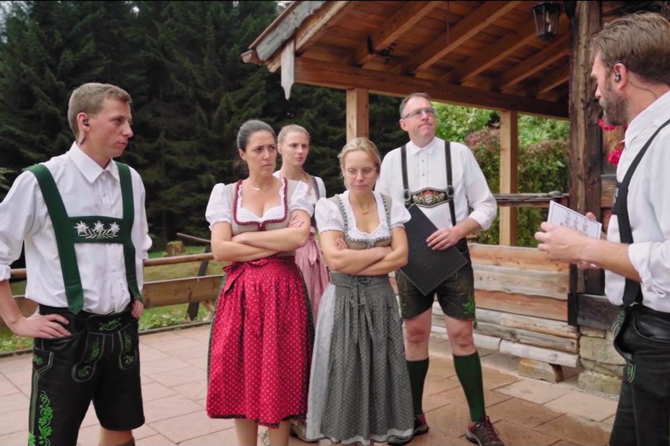 Samina (links, roze dirndl) moet na vijf afleveringen het spel verlaten.