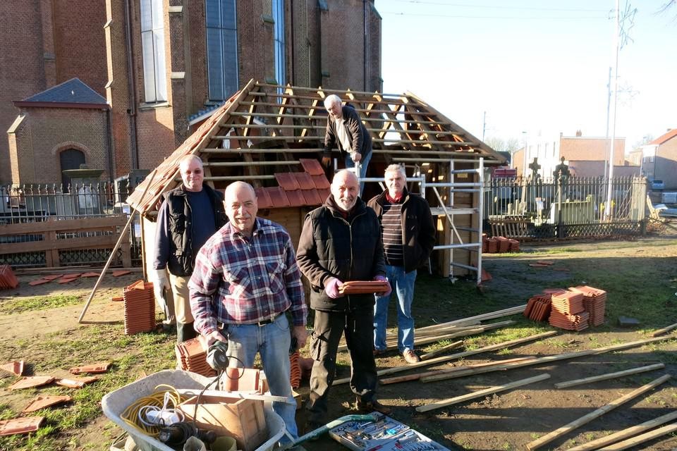 René Bruers, tweede van links, tijdens de opbouw van de kerststal in 2015.