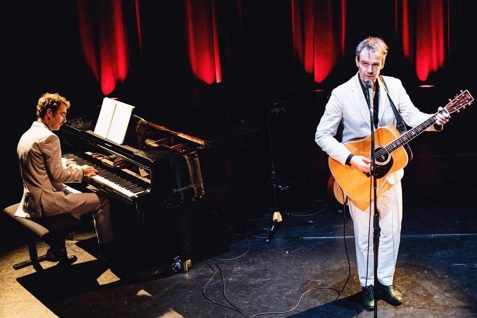 Samen met pianist Antoon Offeciers brengt Frank Mercelis in ‘Talk to me in French’ een vrolijke mix van muziek, theater en humor.