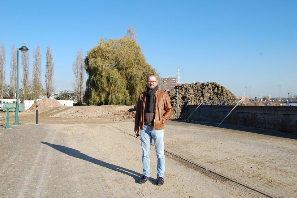 Burgemeester Dimitri Van Laere bij de werken aan het Mercatoreiland.