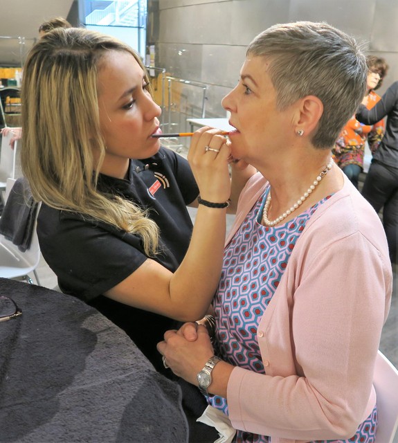 Raymonda Verdyck, tot voor kort topvrouw van het Gemeenschapsonderwijs in Vlaanderen, werd twee jaar geleden voor de viering van 30 jaar GO! in de Lotto Arena ook al onder handen genomen door leerling-schoonheidsverzorgsters van Atheneum Schoten.