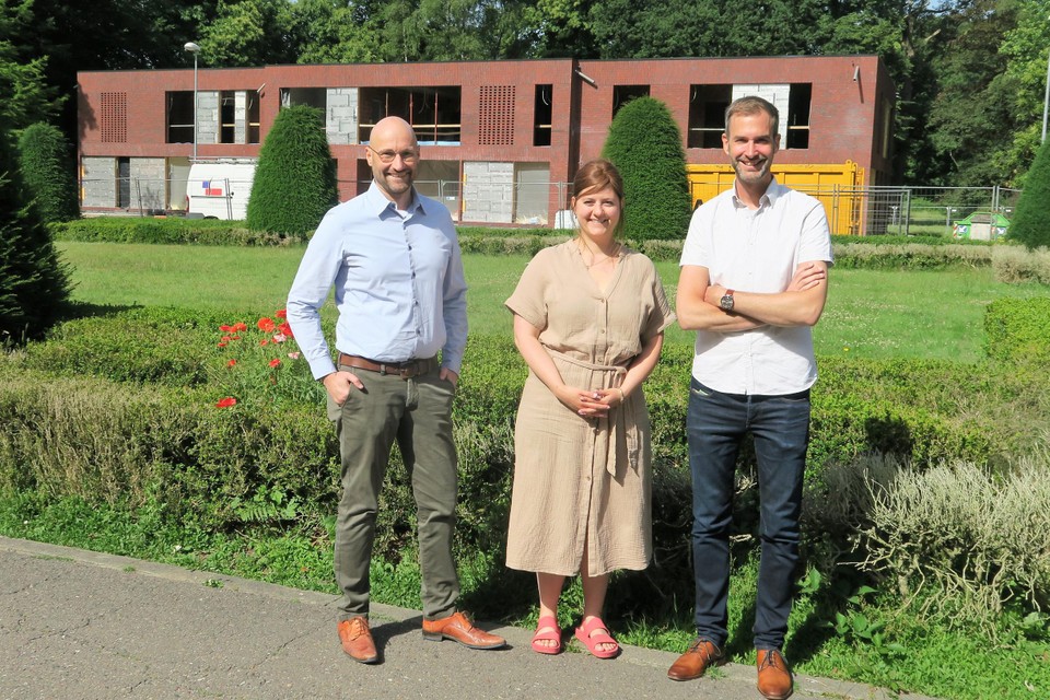 Nina Jochems en Jo Frans, die de leiding hebben in het CKG Horst van Koraal, met hun algemeen directeur Philippe Maes voor het nieuwe verblijfscentrum.. 