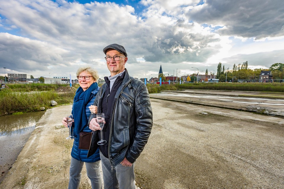Daniele Gardyn en Luk Persoon, met op de achtergrond de wijken Ragheno en Coloma.