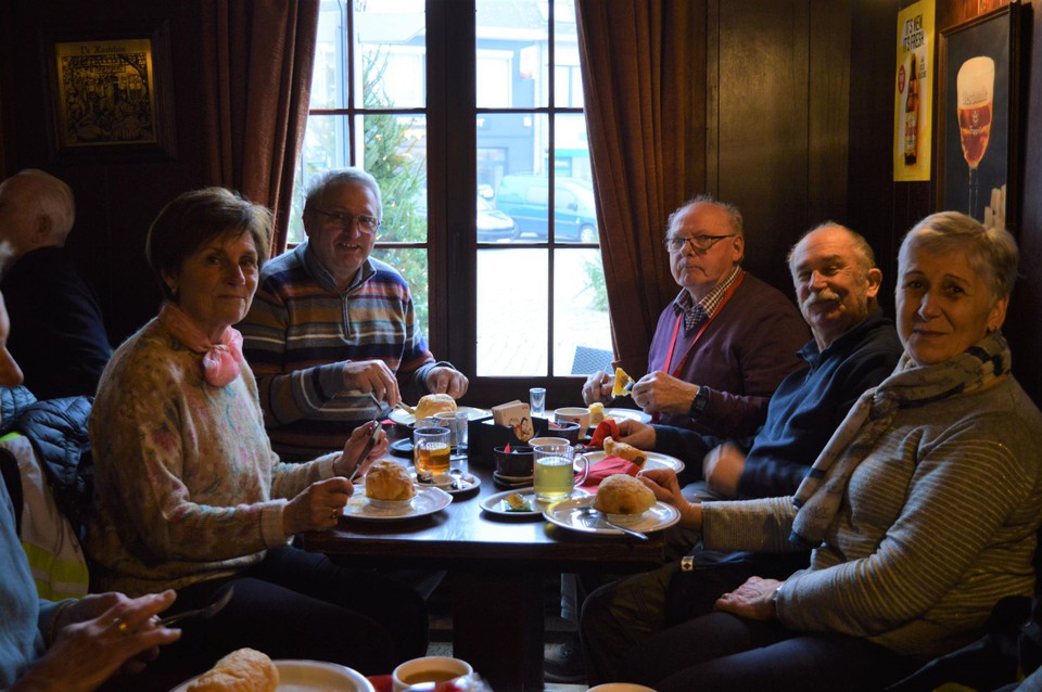 Een fietsgroep uit Schoten komt speciaal naar het Boerenhof in Oelegem op Verloren Maandag voor een appelbol of worstenbrood.