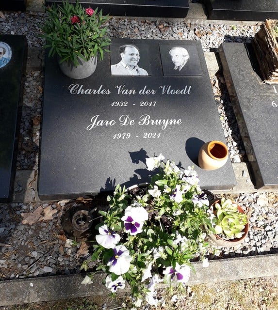 Supervrijwilliger Jaro De Bruyne rust op de begraafplaats aan de overkant van waar het feest ter ere van hem voortgaat. 