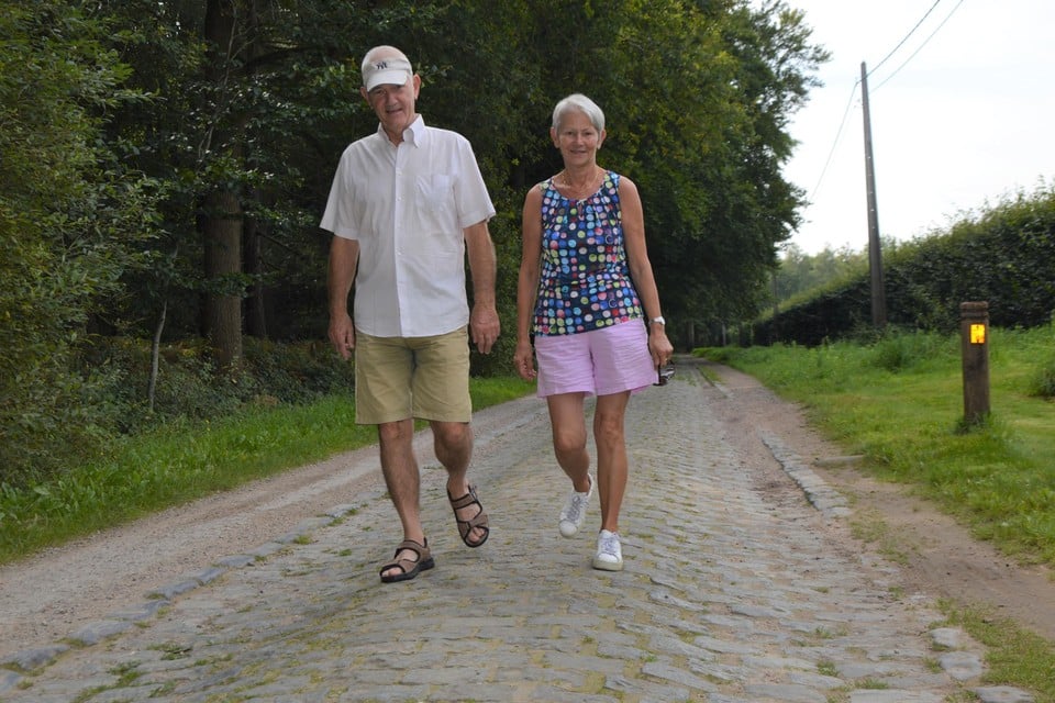Een Massenhovens koppel op wandel in de Voort. Te voet is het nog te doen, maar wie met de fiets over deze vijfsterrenstrook wil moet al een specialist zijn.