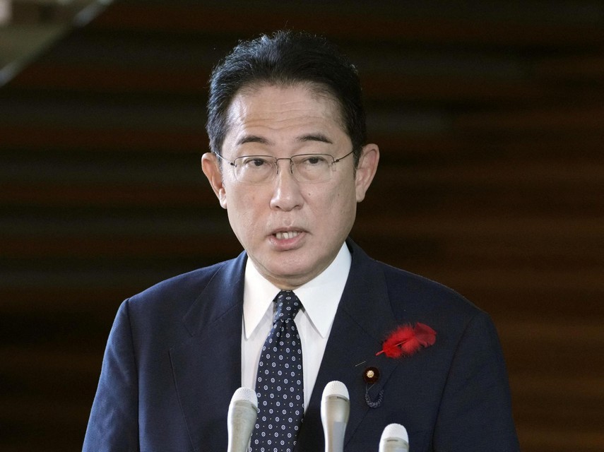 Japans premier Fumio Kishida spreekt de bevolking toe na de rakettest. 