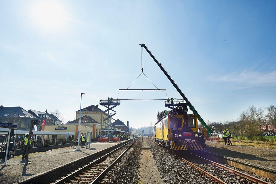 In juni rijden de eerste elektrische treinen op de geëlektrificeerde spoorlijn Mol-Hamont. Maar dat betekent niet dat élke trein daar dan onder elektriciteit voorbij snort: de NMBS gaat er nog afwisselen met diesellocomotieven.