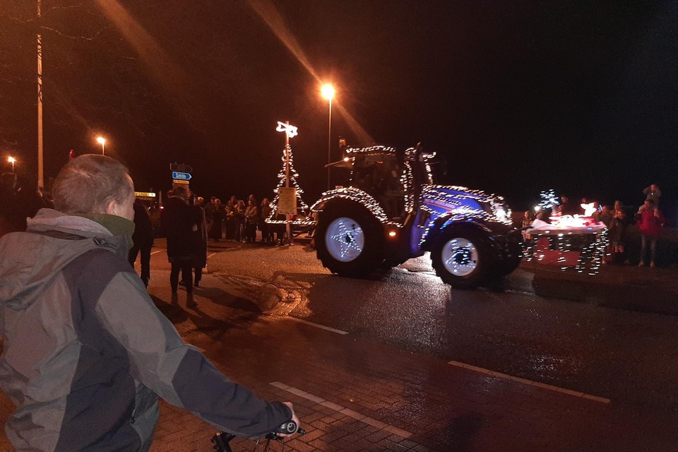 De kerstrun met verlichte tractoren kon op applaus van iedereen rekenen.