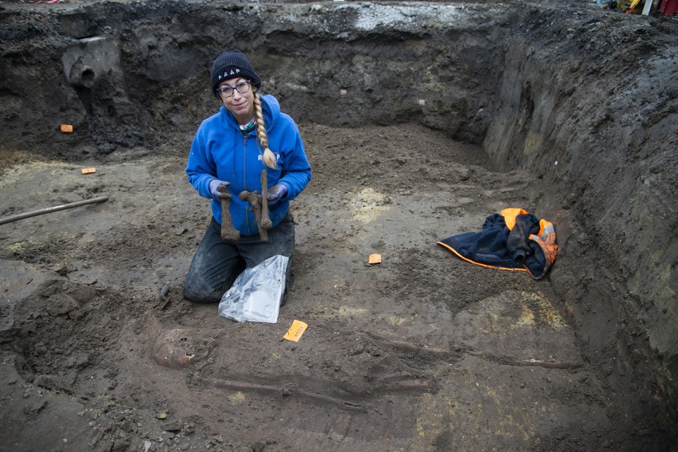 Projectleidster Nele Vanholmez en haar team legden tijdens de opgravingen nogal wat skeletten bloot. 