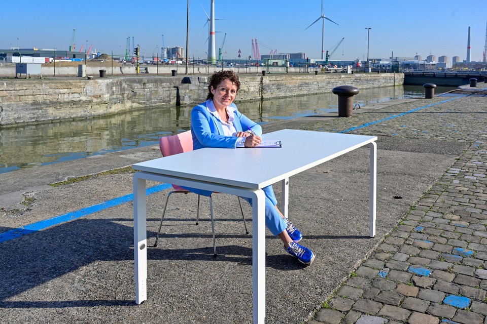 Met een pennentrek maakt Vlaams minister voor Mobiliteit en Openbare Werken Lydia Peeters (Open Vld) een half miljard euro vrij. 