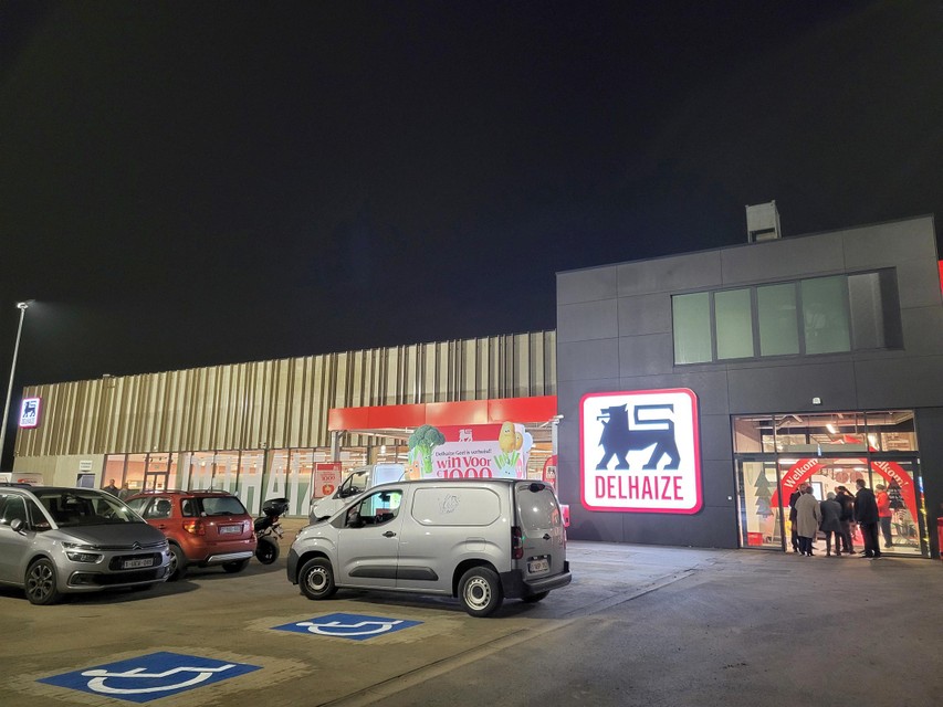 De nieuwe winkel van Delhaize is 2.000 vierkante meter groot en zit in een pand dat tot voor enkele jaren door een concurrent werd betrokken. 