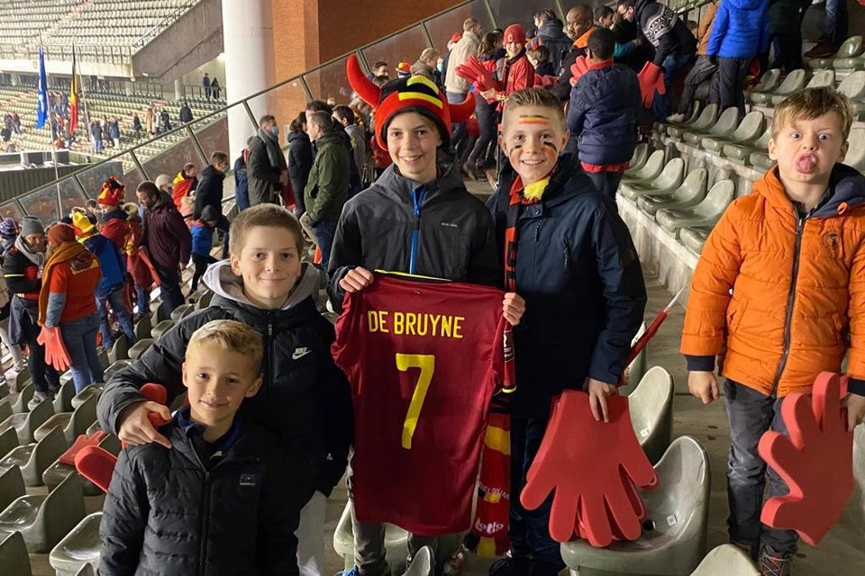 Korneel Hendrickx uit Beerse en zijn vrienden prijken in het Koning Boudewijnstadion met het t-shirt dat Kevin De Bruyne droeg tijdens de match tegen Estland. 