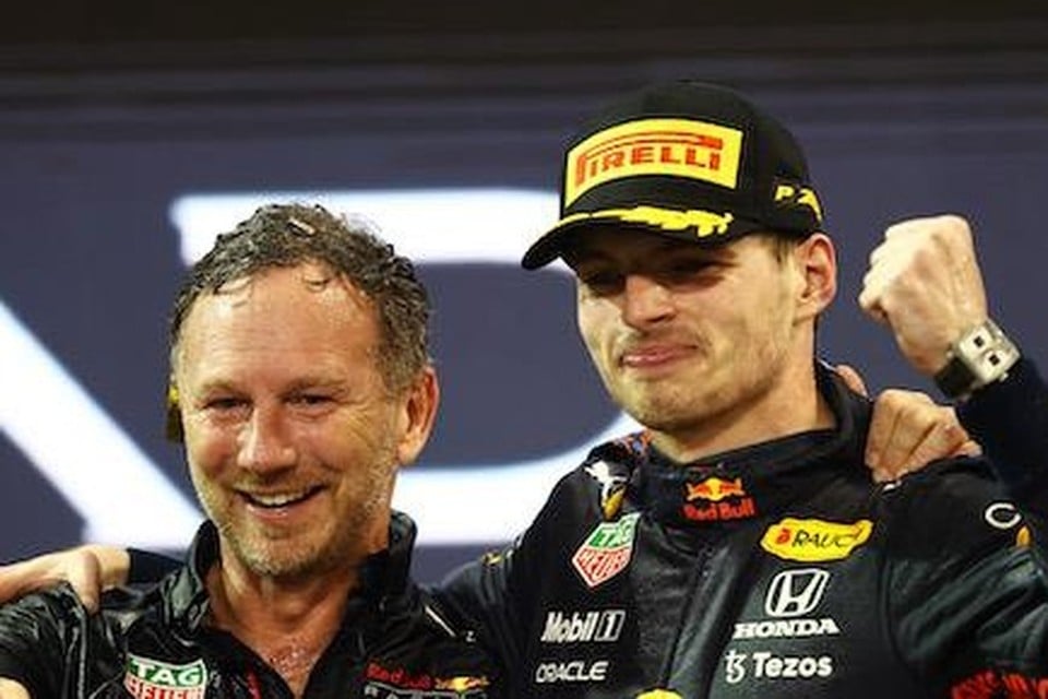 Red Bull-teambaas Christian Horner en Max Verstappen vieren de F1-titel 