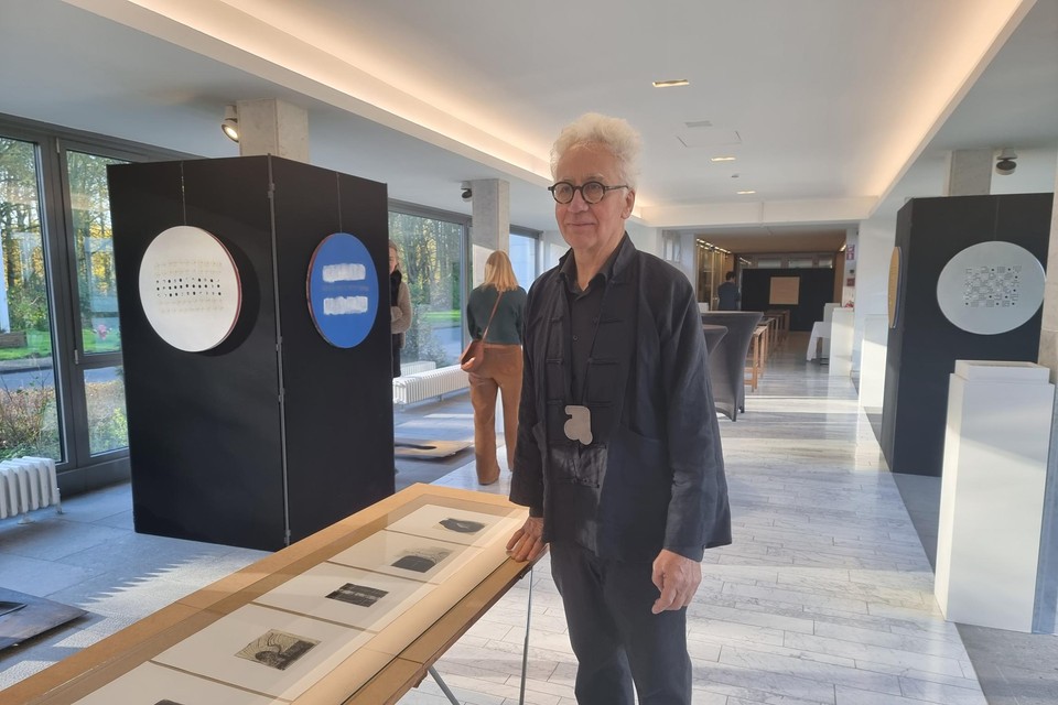 Kunstenaar Ludo Lens op zijn tentoonstelling in het districtshuis van Deurne. 