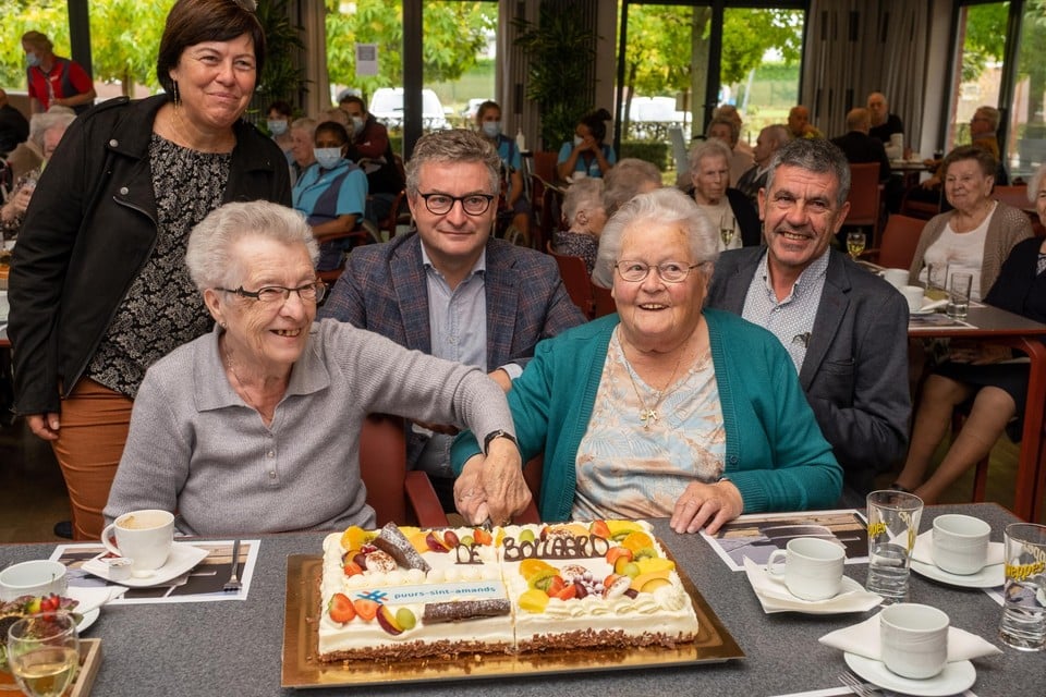 De bewoners van het rusthuis kregen taart als beloning omdat zij de nieuwe naam leverden.