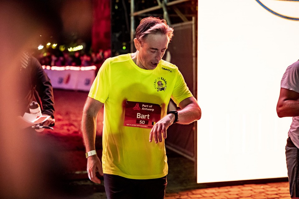 Burgemeester Bart De Wever, met bebloed T-shirt.