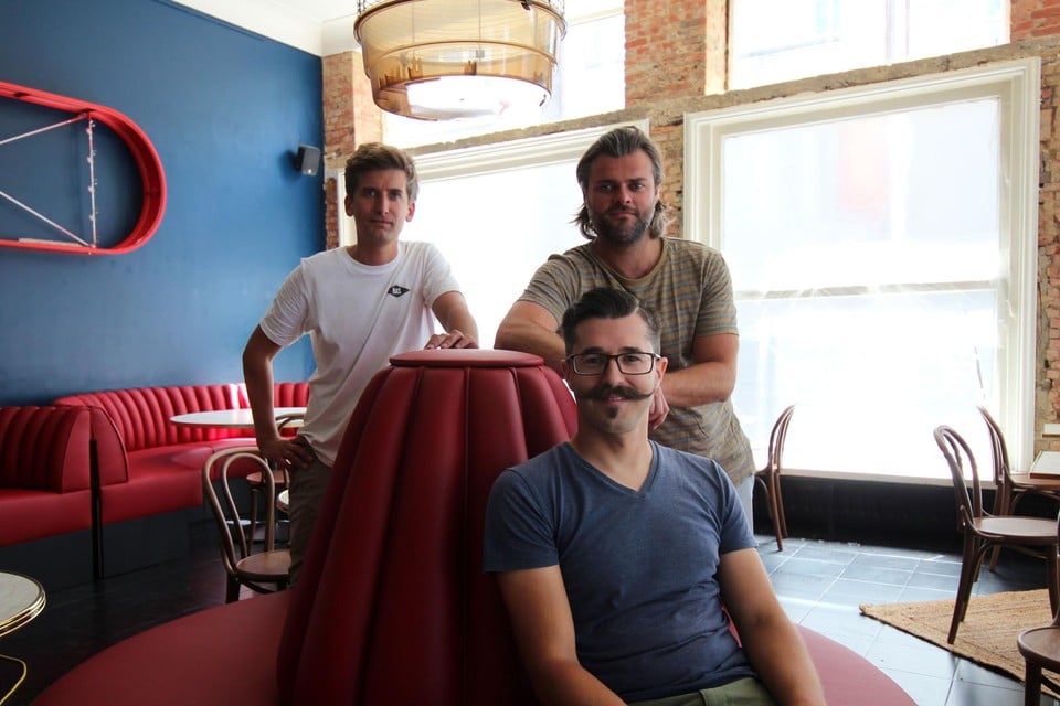 Wim Baelen, Nick Alliet en Ignace Joly (vooraan) openen dinsdag het Theatercafé.