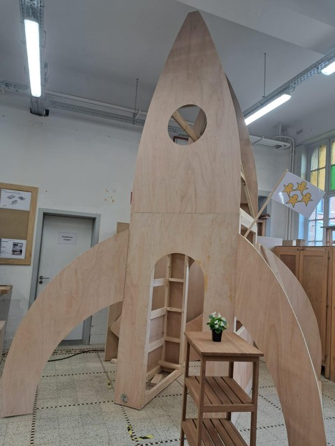 De raket paste maar net in het atelier.