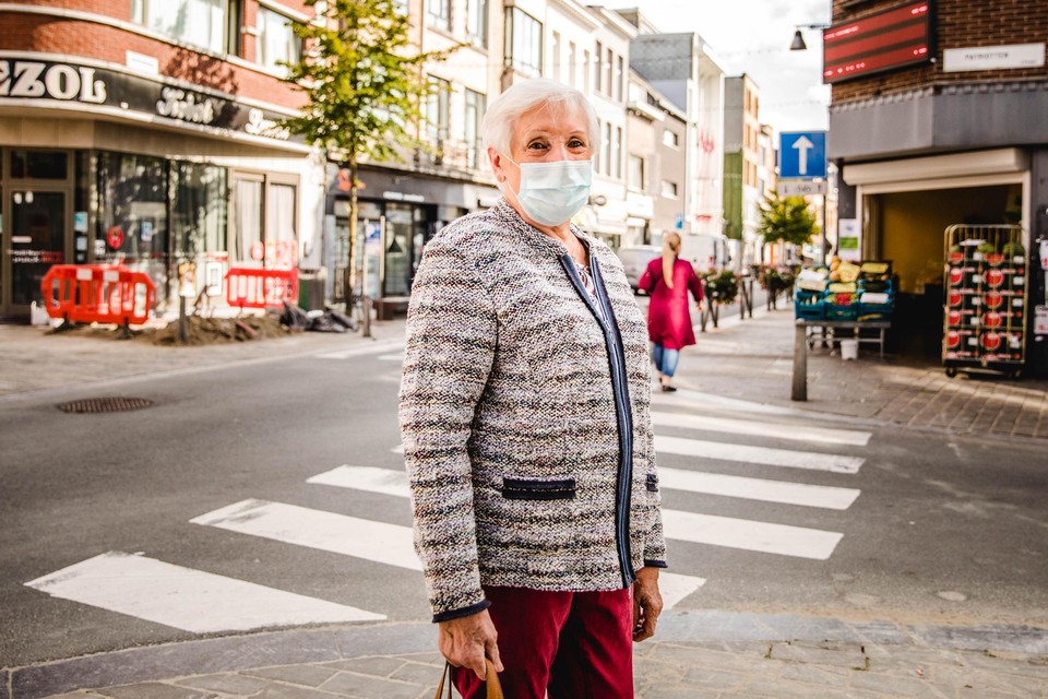 Emmi Kelders (82) in de Driekoningenstraat is tevreden met de mondmaskerplicht: “Ik heb in april en mei vier familieleden verloren aan corona. Ik kan verzekeren dat dat erger is dan een mondmasker te moeten dragen.” 