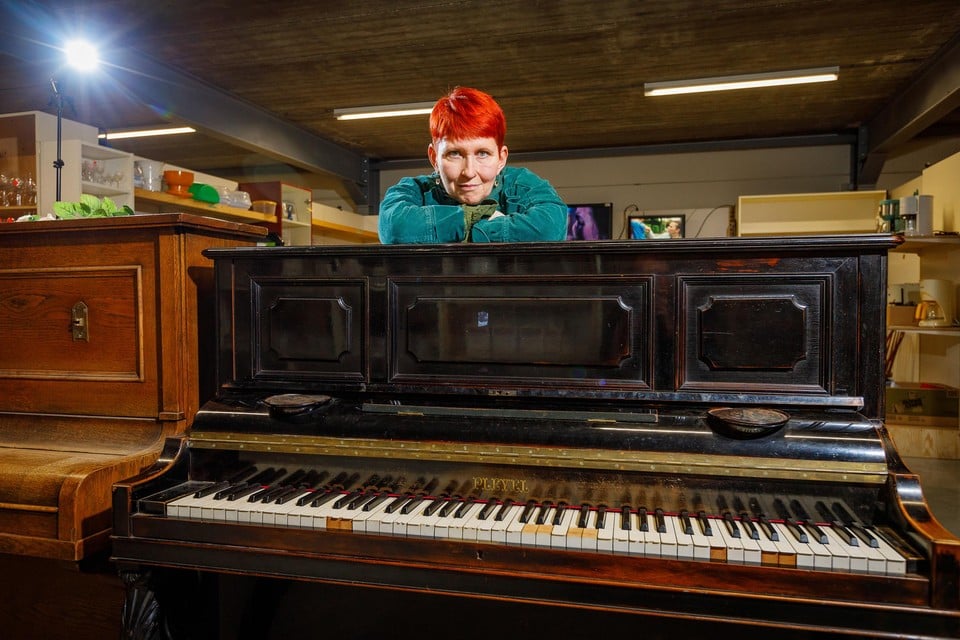 De piano stond stof te vergaren in de kringloopwinkel