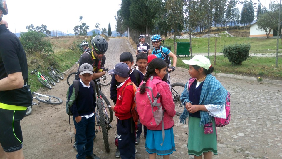 Kennismagking met de plaatselijke jeugd in Ecuador.