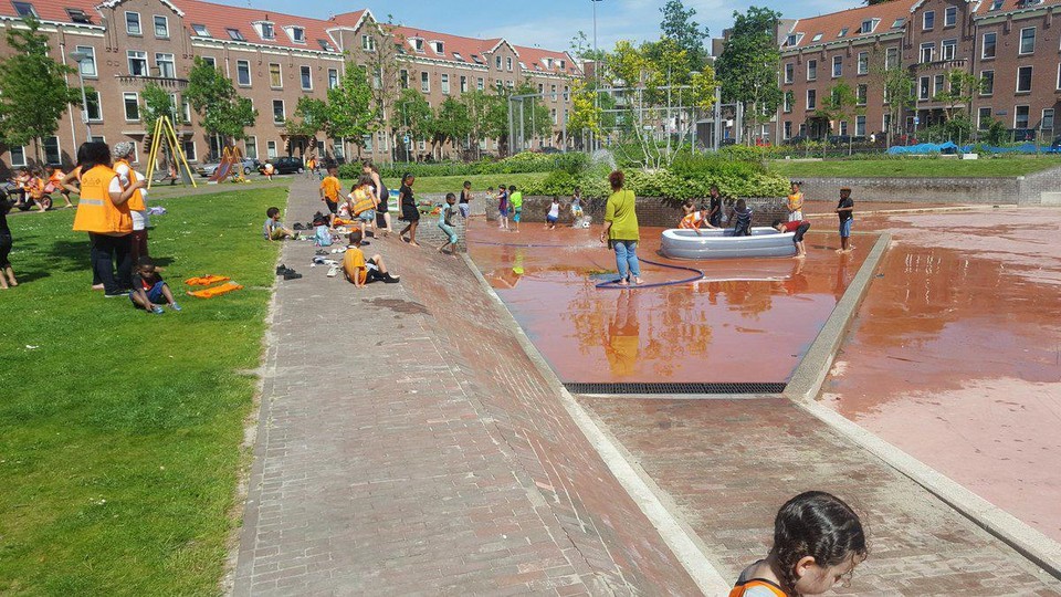 Een impressie van hoe het pleintje aan het Huis van het Kind op de Lakborslei er kan gaan uitzien. 