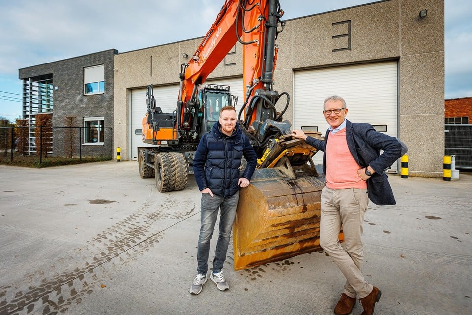 Zoon Olivier en zijn vader Wim Dom van Houwelyckx Wegenbouw. 