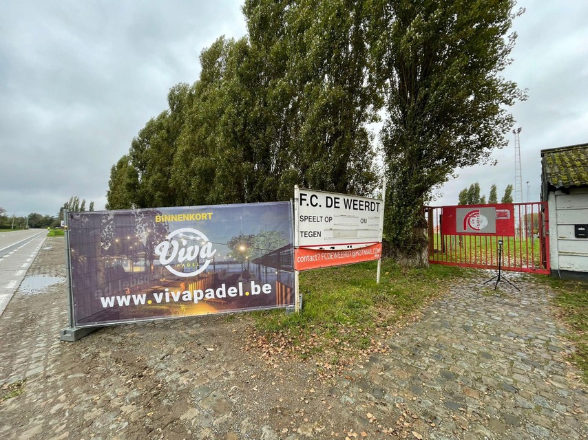 Een groot bord maakt duidelijk dat er iets zit aan te komen.