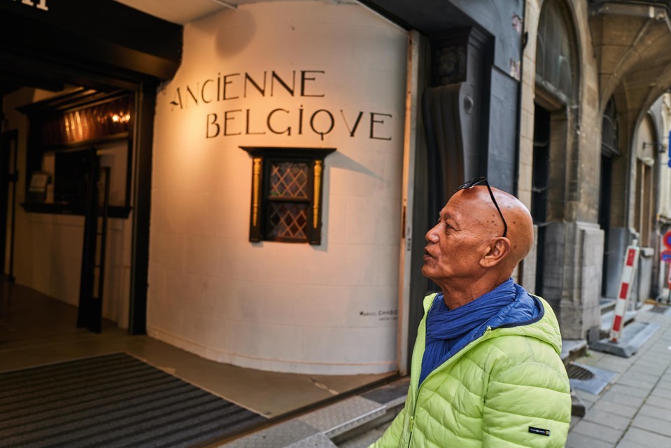 Walter Beumer aan zijn laatste dj-plek Ancienne Belgique, nu een kledingwinkel. 