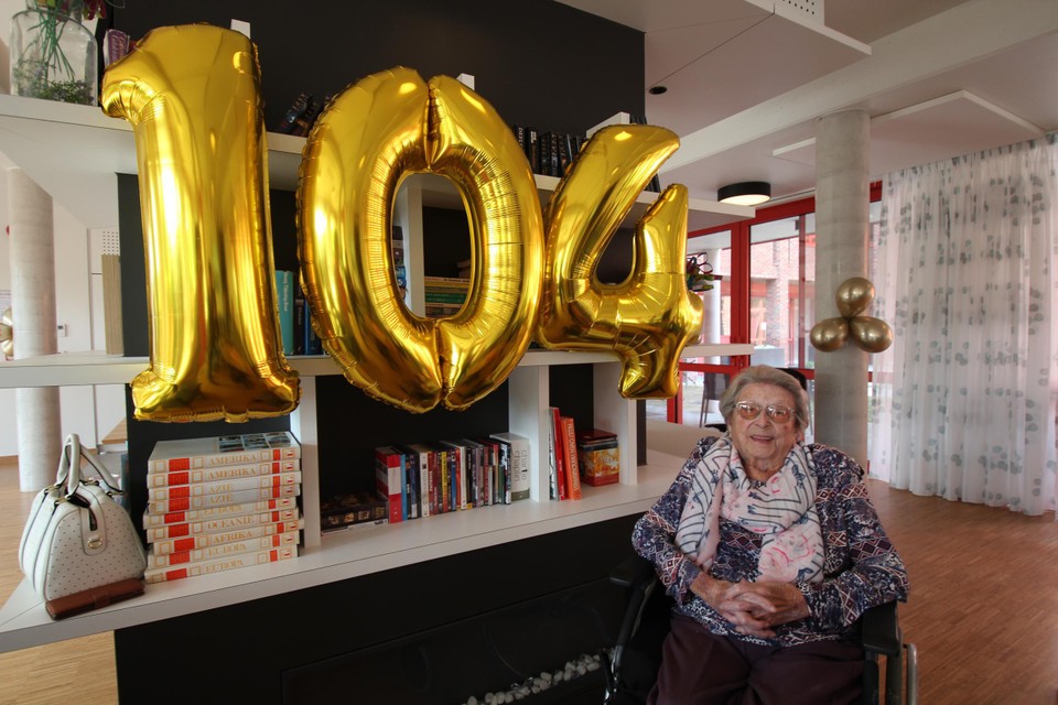 Madeleine Aerts wordt 104 jaar in Compostela.