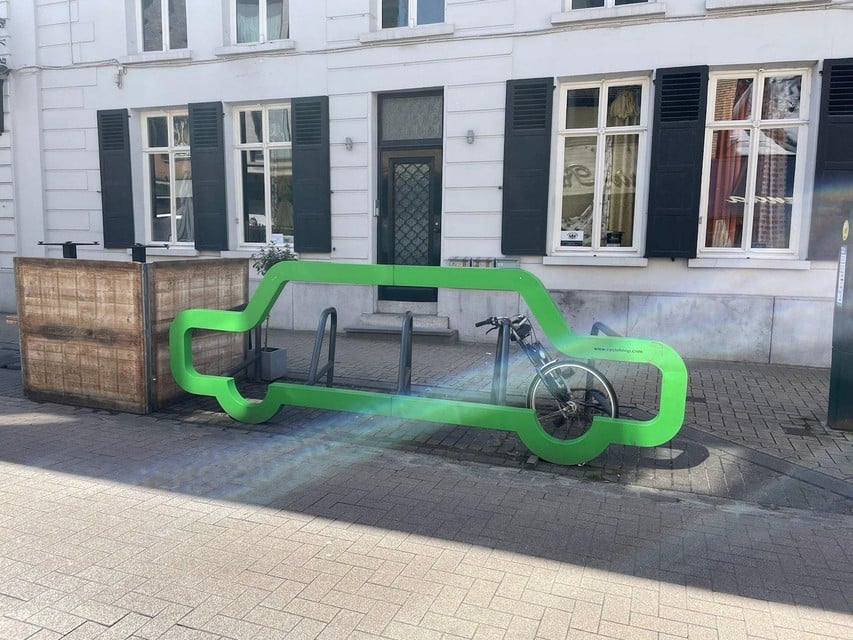 Deze mobiele fietsenstalling heeft vooral een sensibiliserende functie. Het toont aan hoeveel fietsen er kunnen staan op een parkeerplaats.
