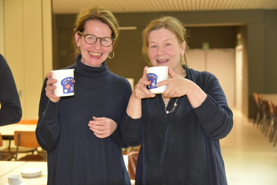 Anne-Marie Van Doninck, directeur van basisschool De Toren in Mol Achterbos en schepen van Onderwijs en Volksgezondheid Hilde Valgaeren (N-VA) genieten van een verse kop soep.