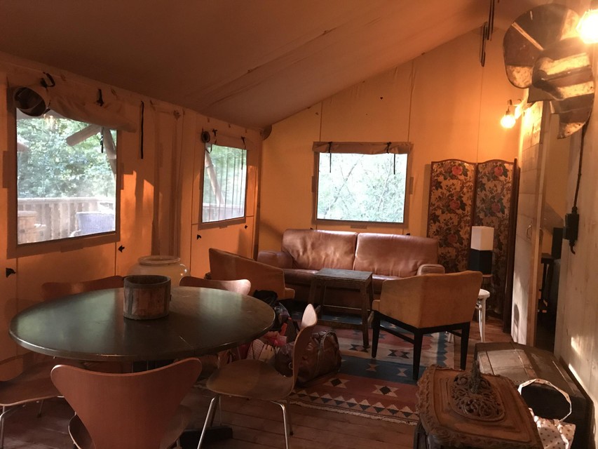 Gezelligheid in de glampingtent.
