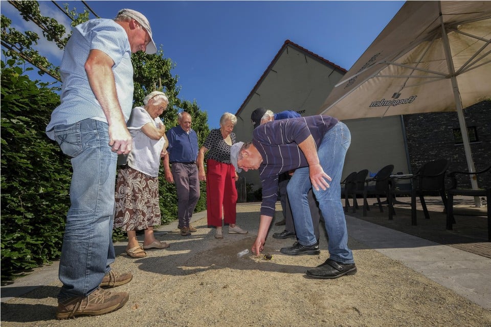 Enkele senioren amuseren zich op 5 juni met een partijtje paapgooien.