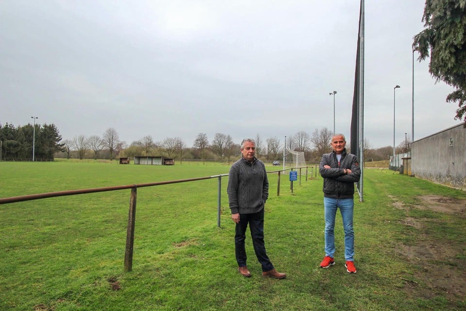Sportschepen Walter Kiebooms en initiatiefnemer Paul Van Hoey voor het voetbalveld dat een padelzone wordt, de oude kantine rechts wordt afgebroken en vervangen door een sportgebouw.