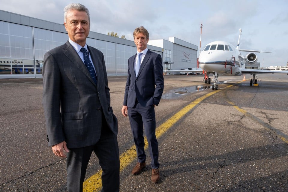Bernard Van Milders en Johan Van Lokeren voor het nieuwe hoofdkantoor van Flying Group op de luchthaven van Deurne.