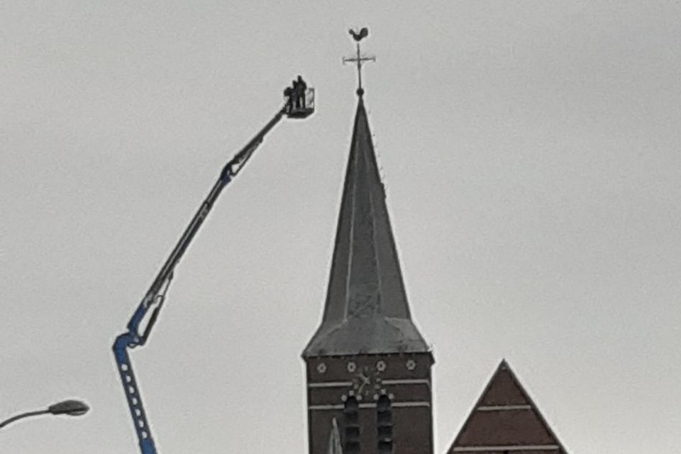 Er wordt niet aan de haan, maar wel aan de kerktoren gewerkt in Overbroek.  