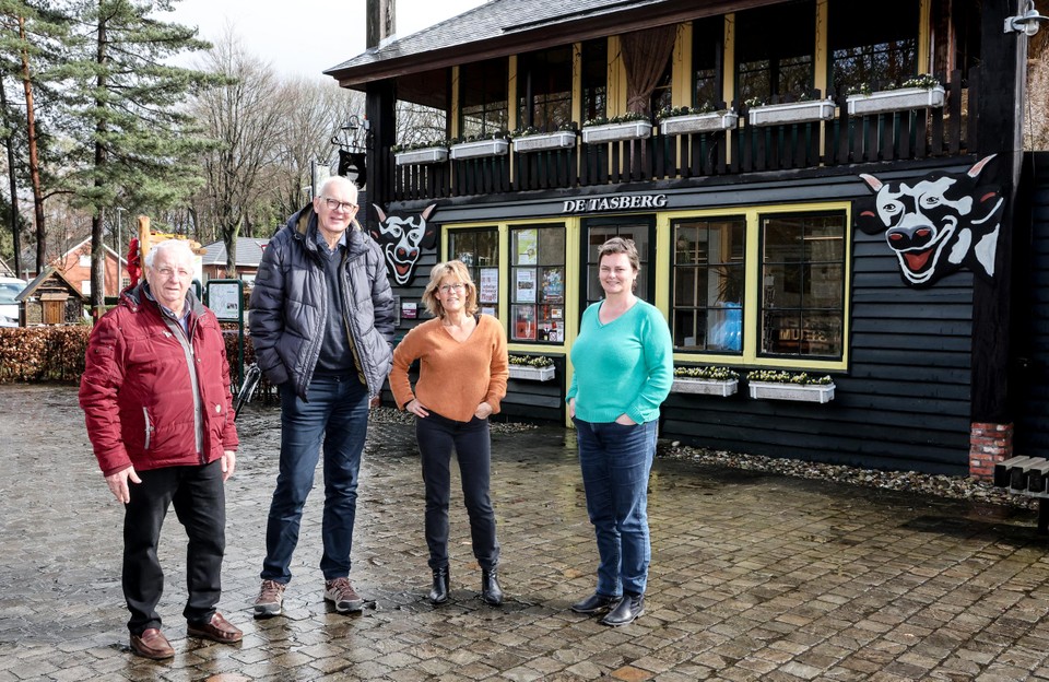 Voorzitter Wies Peeters, ondervoorzitter Michel Nelen, dienshoofd Petra UijtdeHaag en vaste medewerkster Greet Van den Bergh van VVV Toerisme Essen poseren voor De Tasberg.
