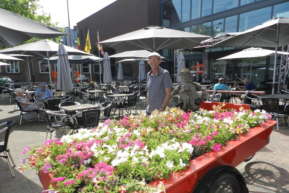 Rik Gijsels heeft een ruim terras bij zijn brasserie De Mart.
