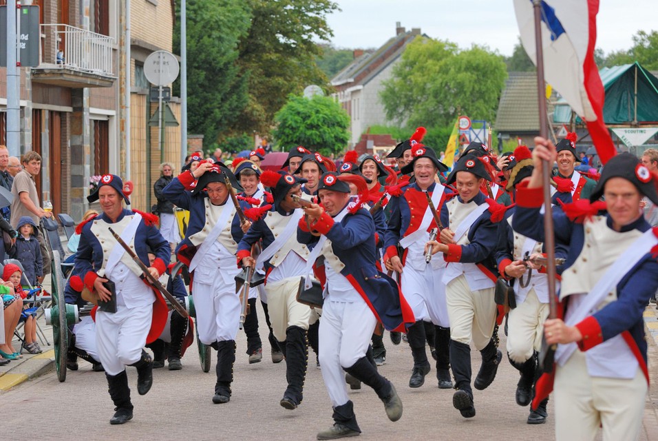 Negenhonderd figuranten beelden historische taferelen uit.