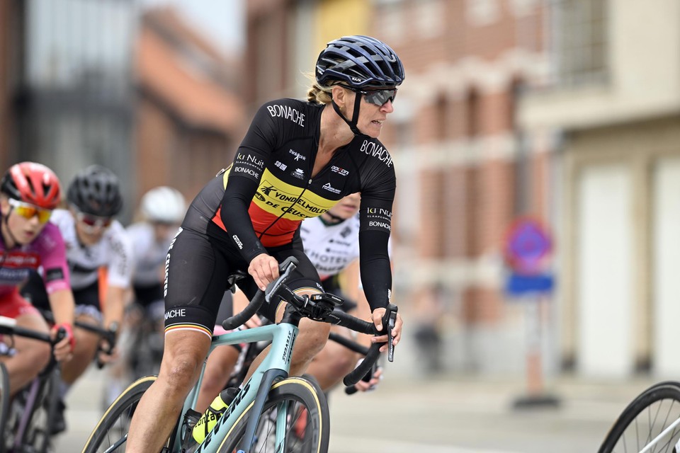 Ellen Van Loy in haar trui van Belgisch kampioen bij de niet-professionele clubteams.