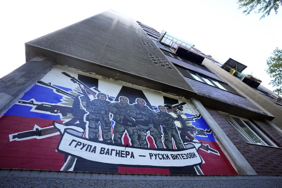 Een mural in het Servische Belgrado die leden van de Wagner Group afbeeldt en hen “Russische ridders” noemt.   
