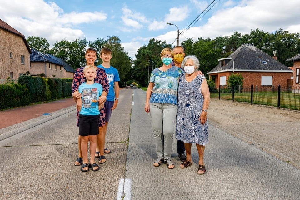 Sandra hoeft buiten geen mondmasker te dragen want ze woont in Vlaams-Brabant. Haar ouders en grootouders langs de andere kant van de straat in de provincie Antwerpen zijn dat wél verplicht. 
